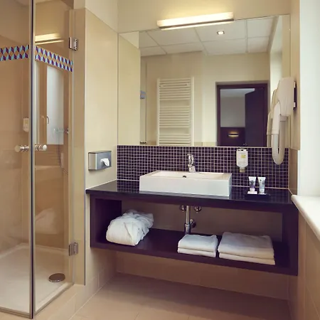 Mercure Airport Hotel 4*