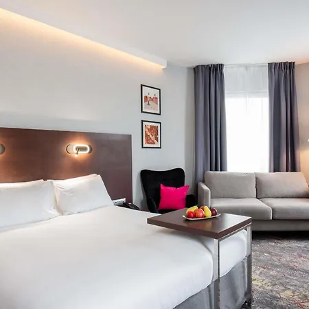 Mercure Airport מלון