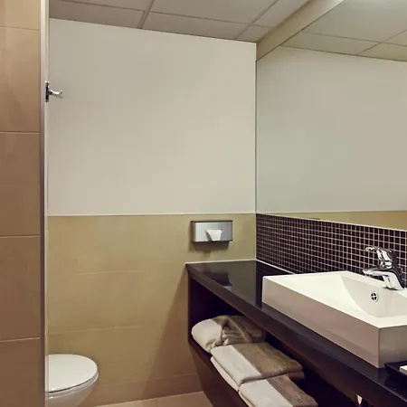 מלון Mercure Airport 4*