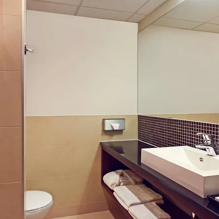 Mercure Airport מלון