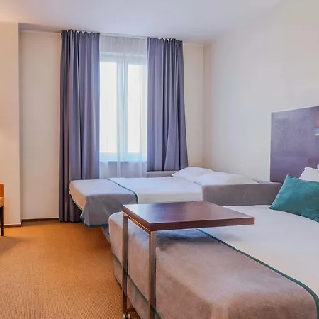 Mercure Airport מלון