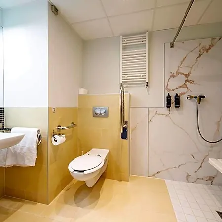 Hotel Mercure Airport 4*